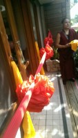 大家都到外面，彩帶掛起來了